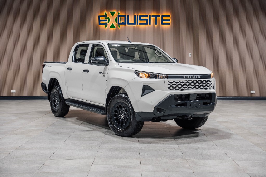 Toyota Hilux 2.8 white double cab
