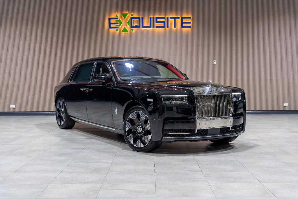 Rolls-Royce Phantom VIII in black with red coachline